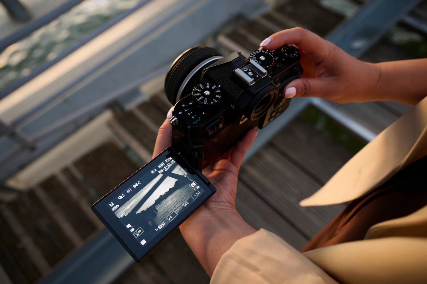 Nikon Zf in gebruik tijdens het fotograferen, met weergave van instellingen op het kantelbare scherm.