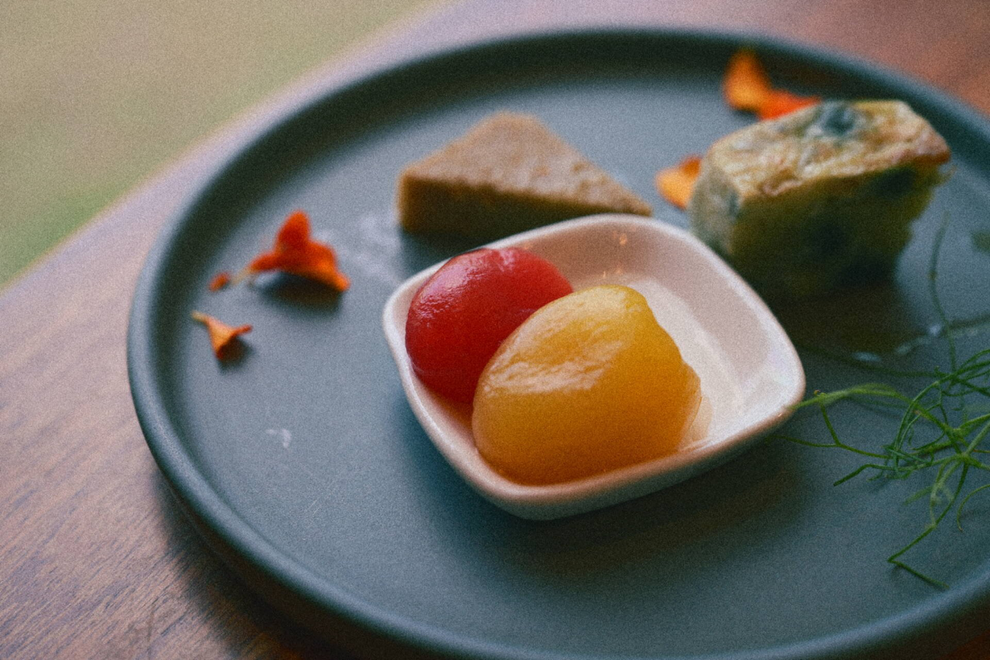 Foodfotografie met zichtbare filmachtige korrelstructuur, vastgelegd met de Nikon Zf en de nieuwe Film Grain-functie uit firmware 3.00.