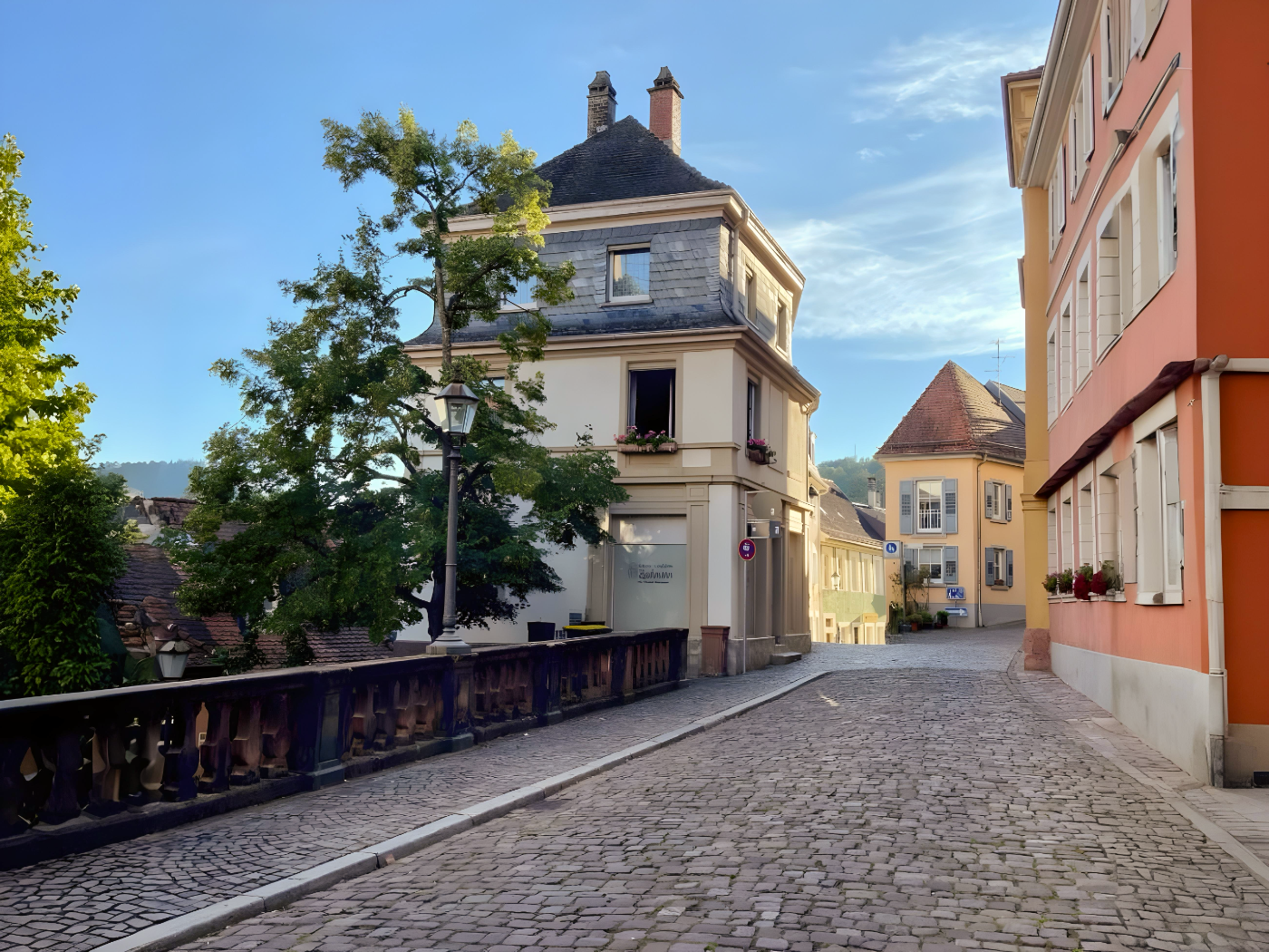 Rustige straat in een Europees stadje met gekleurde gevels en middaglicht