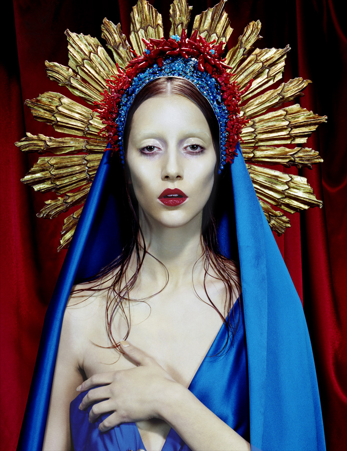 foto van Miles Aldridge : madonna geïnspireerd op Giovanni Lorenzo Bernini’s beeld De extase van de heilige Theresia.