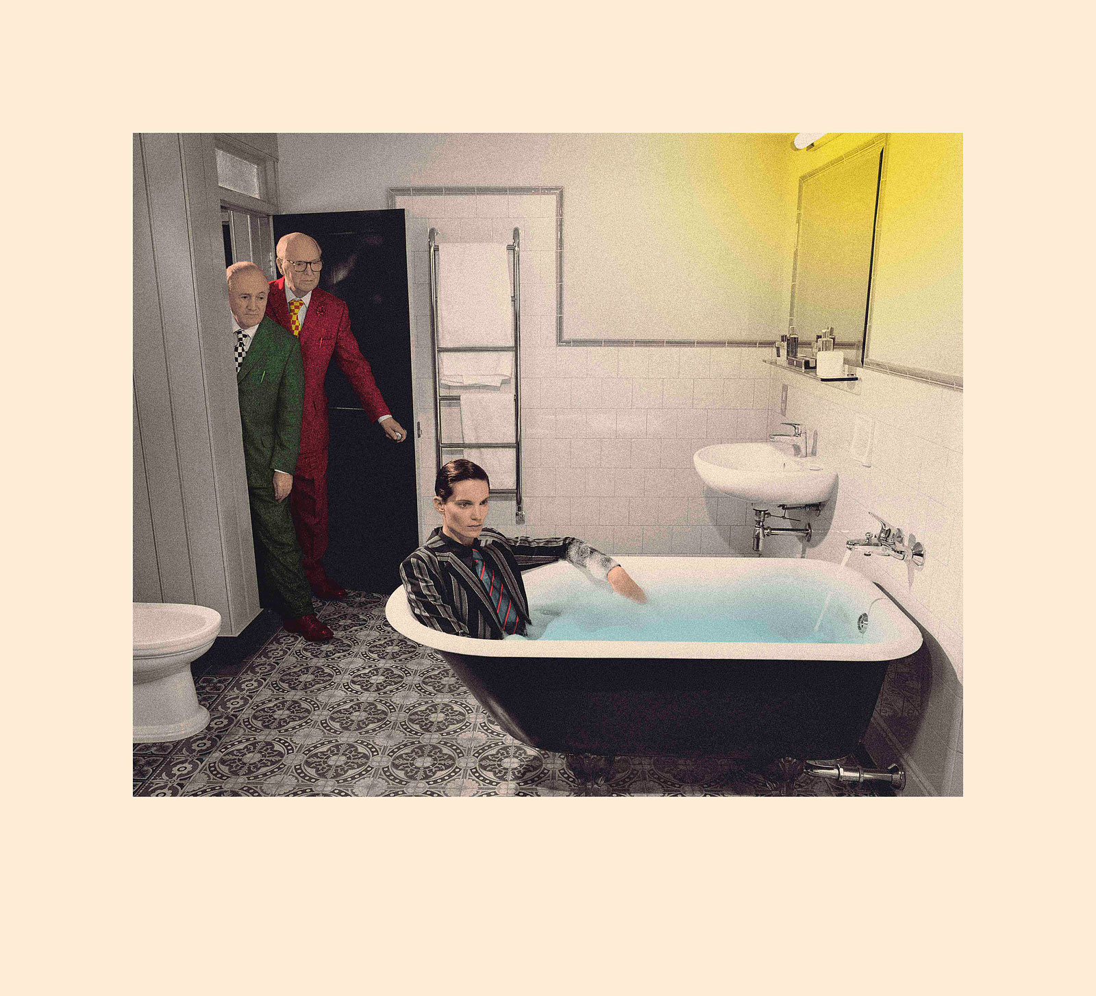 Foto van Miles Aldridge: een vrouw in een badkuip in een badkamer, terwijl twee mannen in felgekleurde pakken toekijken. Uit de serie “Love Always & All Ways”, 2017.