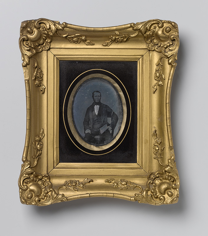Ambrotypie uit 1858 van Lucas Oldenhuis Gratama, mede-oprichter van het Drents Museum, vastgelegd in een vroeg negentiende-eeuws portret op glas.