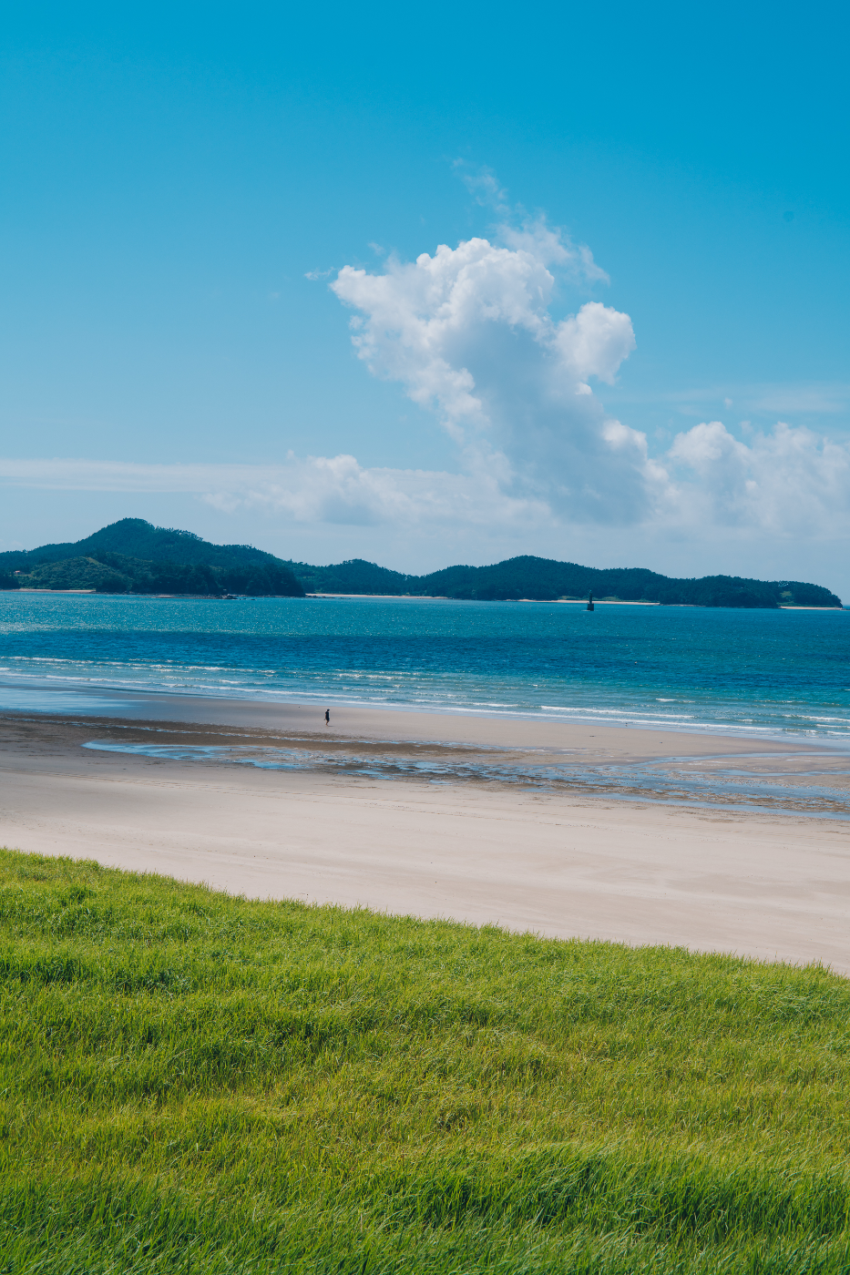 Samyang AF 24-60mm F2.8 FE samplefoto van kustlandschap met strand, zee en wolkenlucht