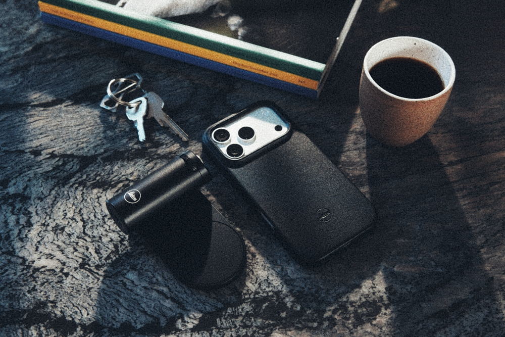 Leica LUX Case en LUX Grip op iPhone 17 Pro en Pro Max, premium leren smartphonecase voor fotografie
