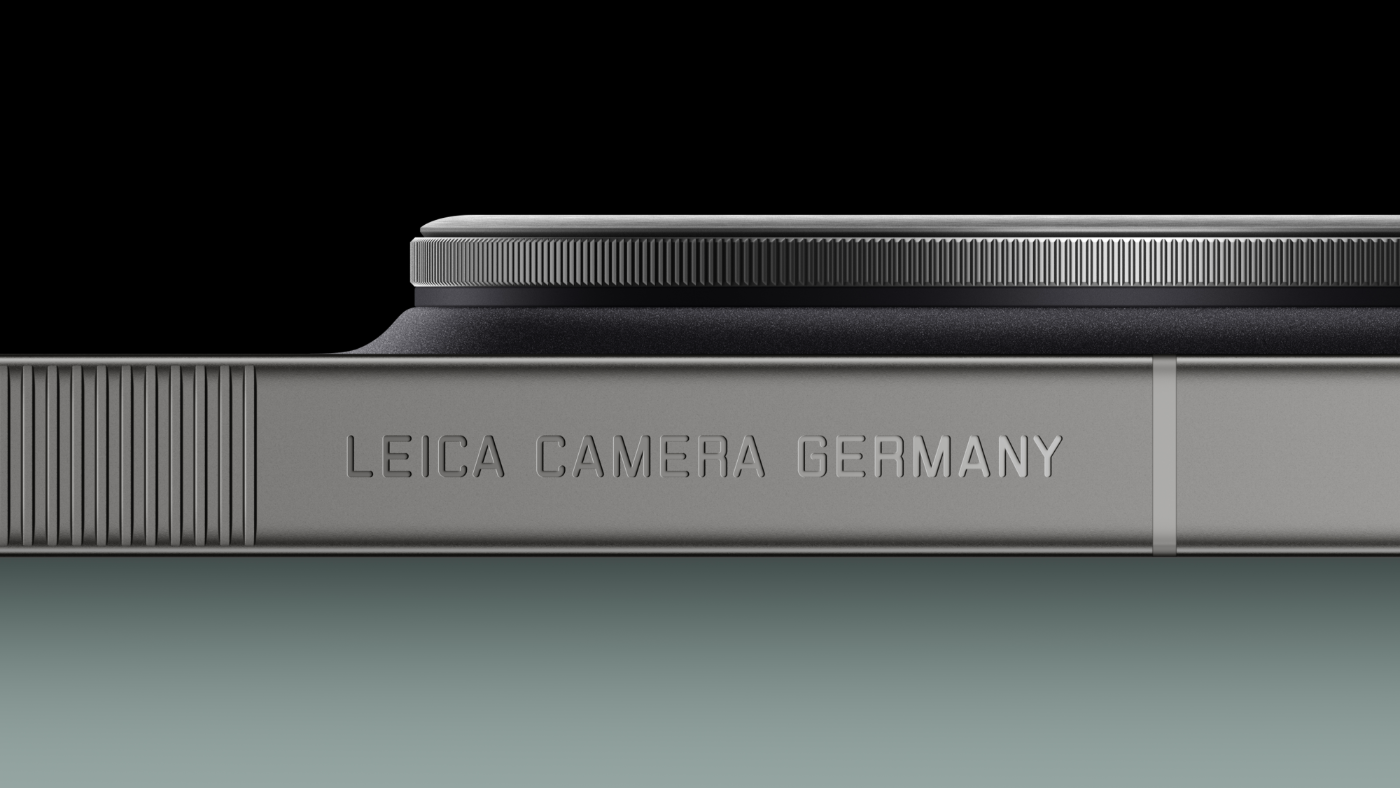 Close-up van de Leica Leitzphone zijkant met gekartelde cameraring en gravering “Leica Camera Germany”.