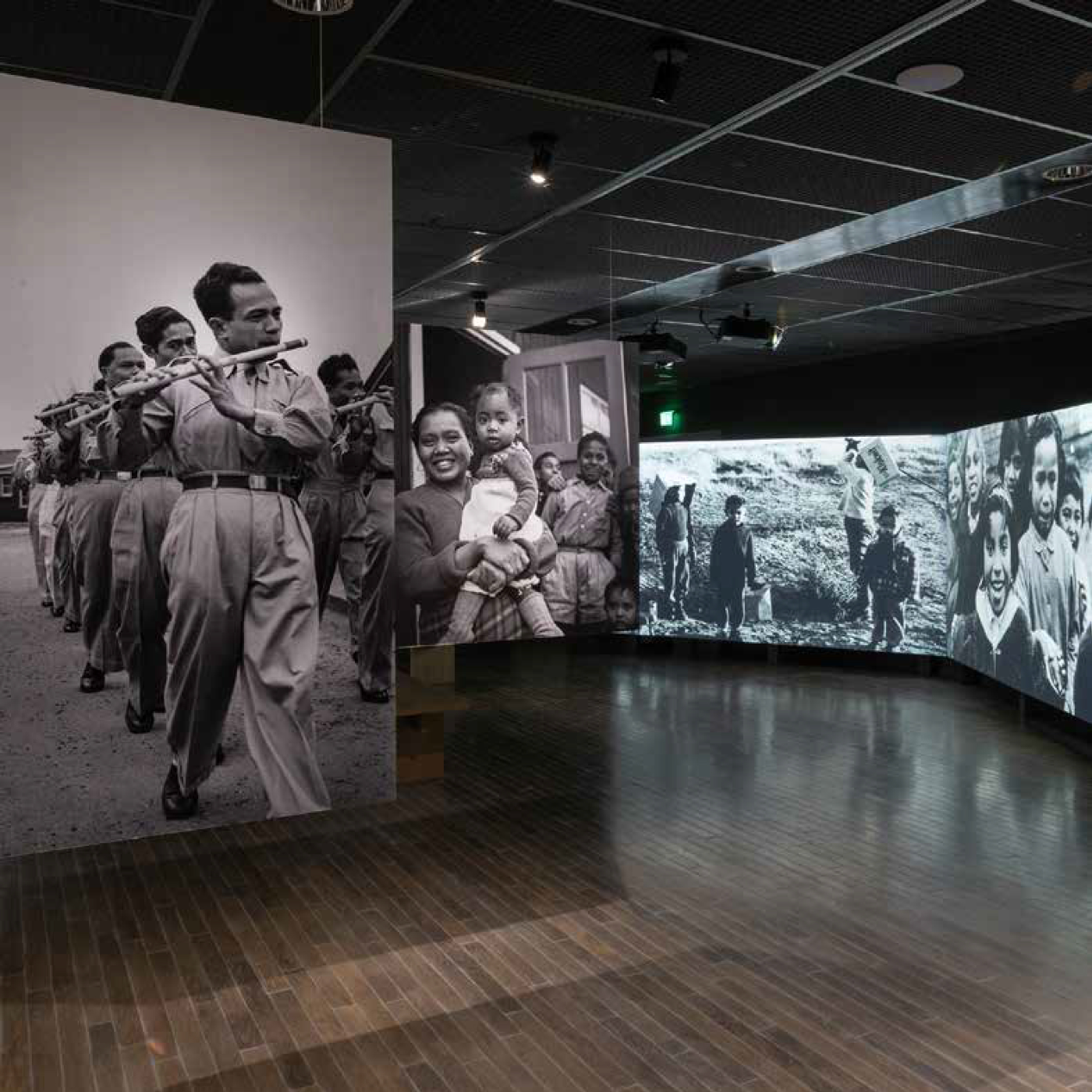 Tentoonstellingsruimte met grote zwart-witfoto’s over Schattenberg en de oorlogsgeschiedenis in Herinneringscentrum Kamp Westerbork