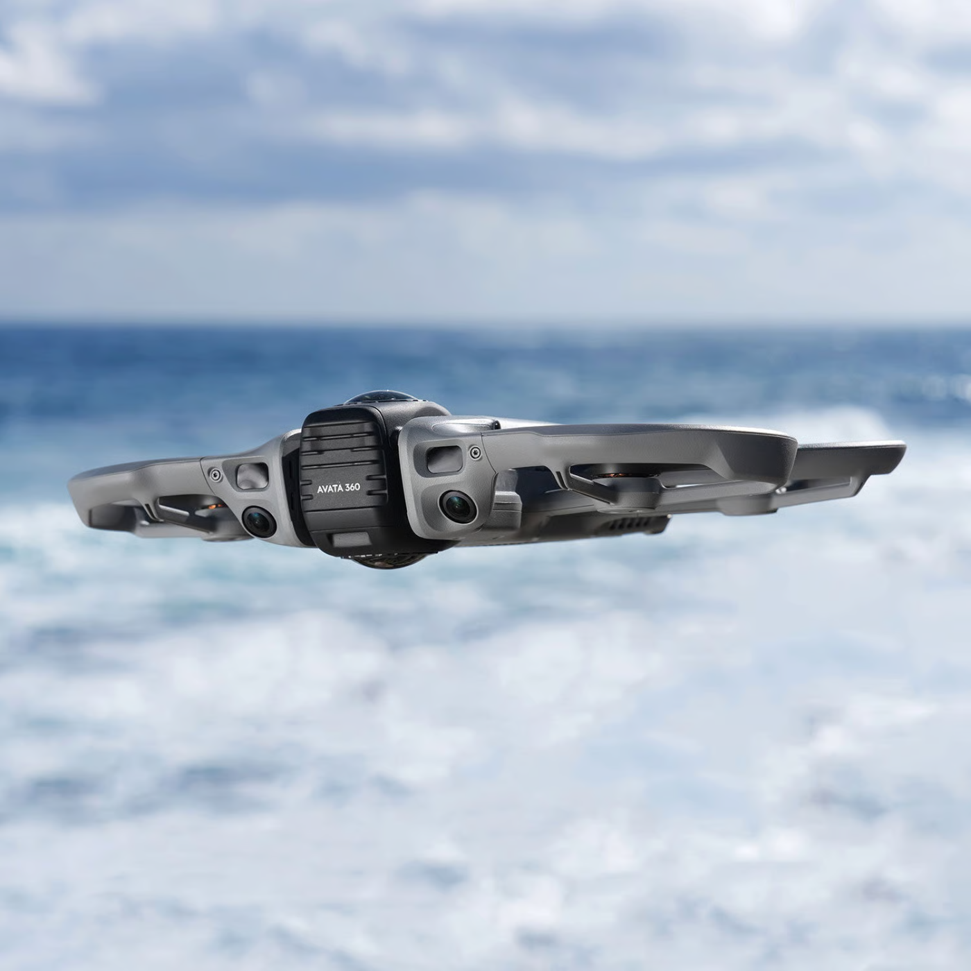 DJI Avata 360 drone zwevend boven zee met de dubbele cameraset duidelijk in beeld