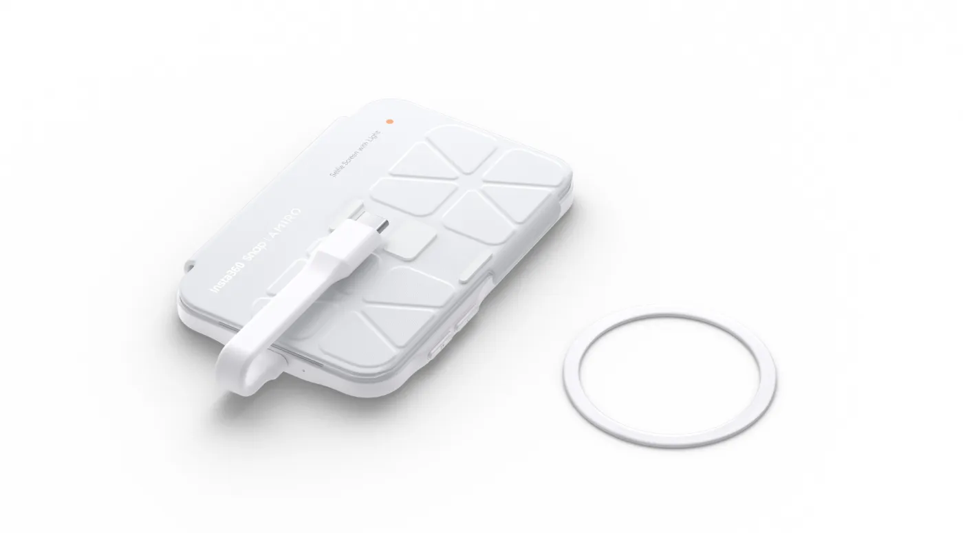 Achterzijde van de Insta360 Snap selfie screen met USB-C-aansluiting en magnetische bevestigingsring