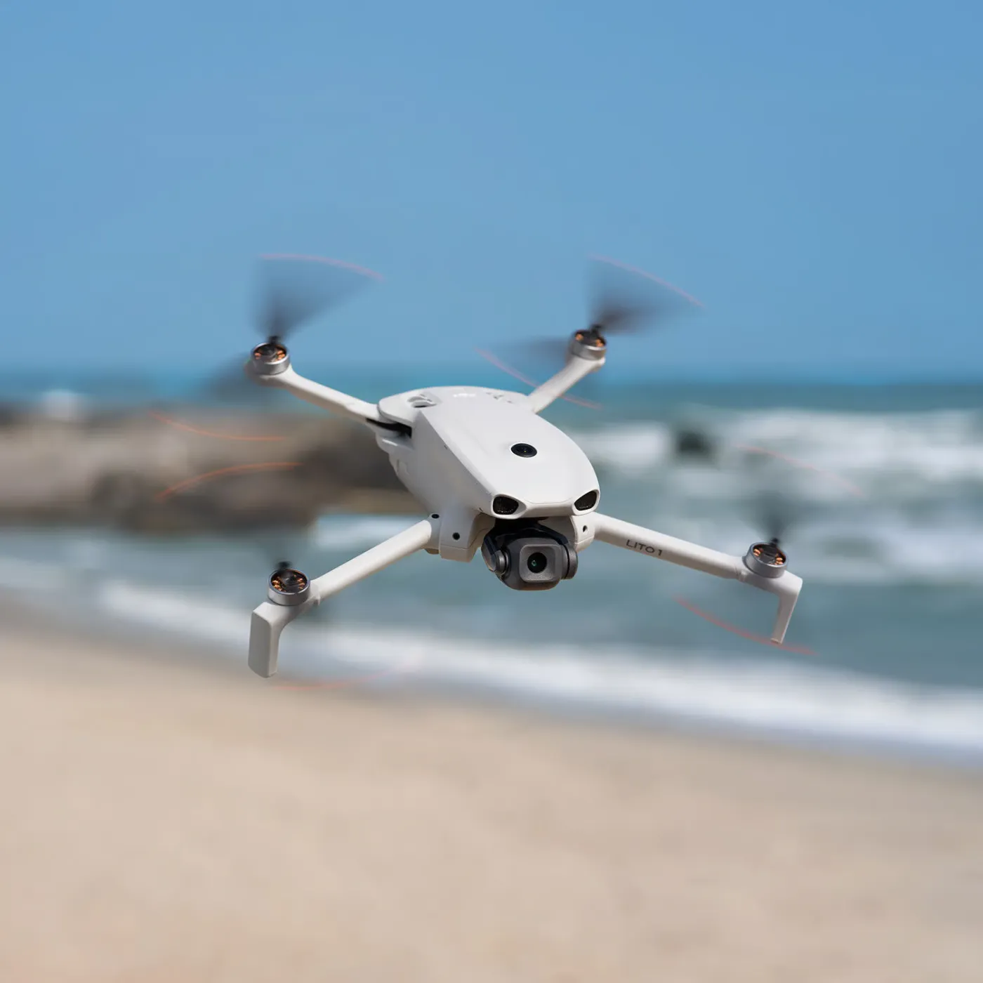 DJI Lito 1 met RC-N3 (RC151) drone in lucht boven kustlijn