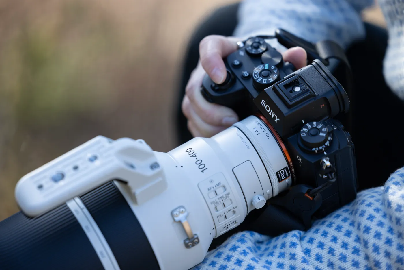 Sony FE 100-400mm F4.5 GM OSS telezoomlens gemonteerd op een Sony systeemcamera