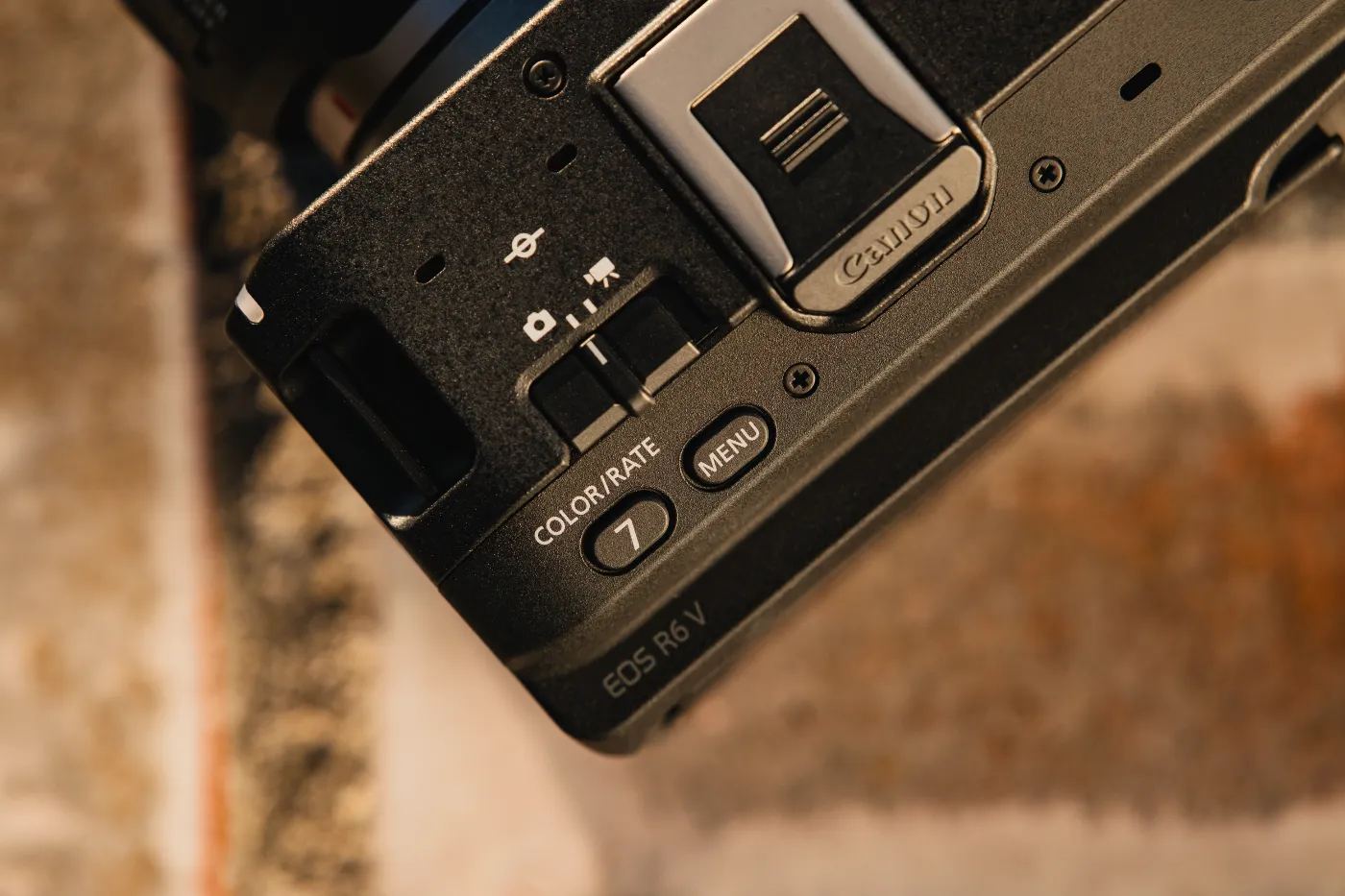 Detailfoto van de foto- en videoschakelaar op de Canon EOS R6 V