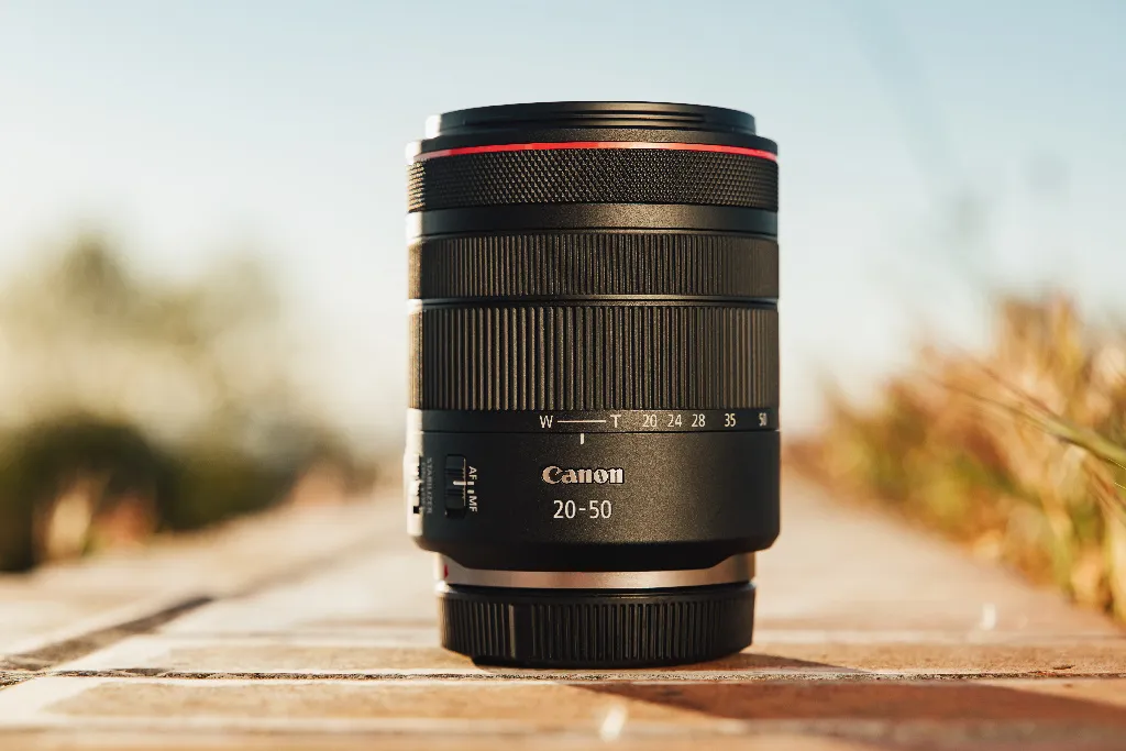 Canon RF 20-50mm F4L IS USM PZ powerzoomlens buiten gefotografeerd tijdens golden hour