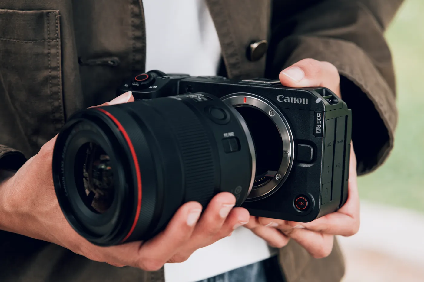 Canon EOS R6 V met RF 20-50mm F4L IS USM PZ lens in gebruik door content creator