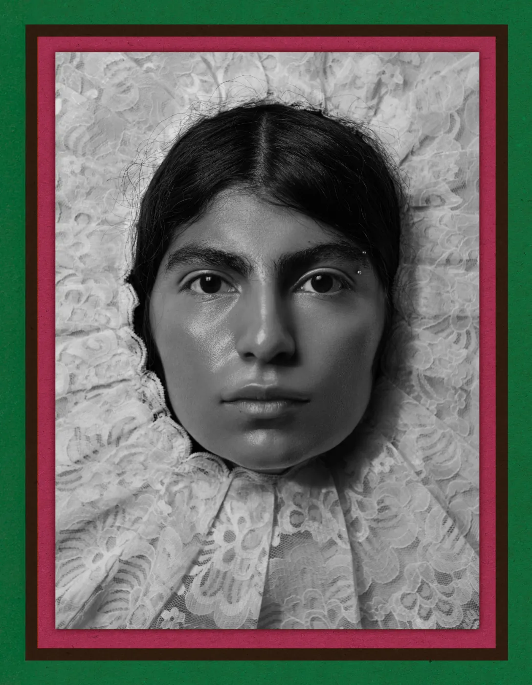 Cover van het fotoboek Birds of Mexico City van Pieter Henket met een indringend zwart-wit portret van een jonge vrouw, omlijst door wit kant en een felgroene en roze rand.