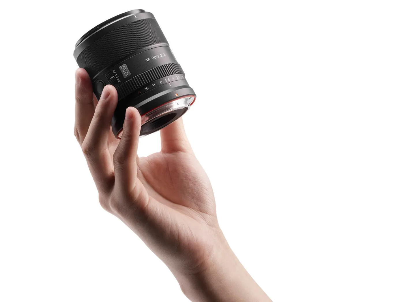 Viltrox 90mm f/2.2 AF EVO telelens wordt in de hand gehouden om het compacte formaat te tonen.