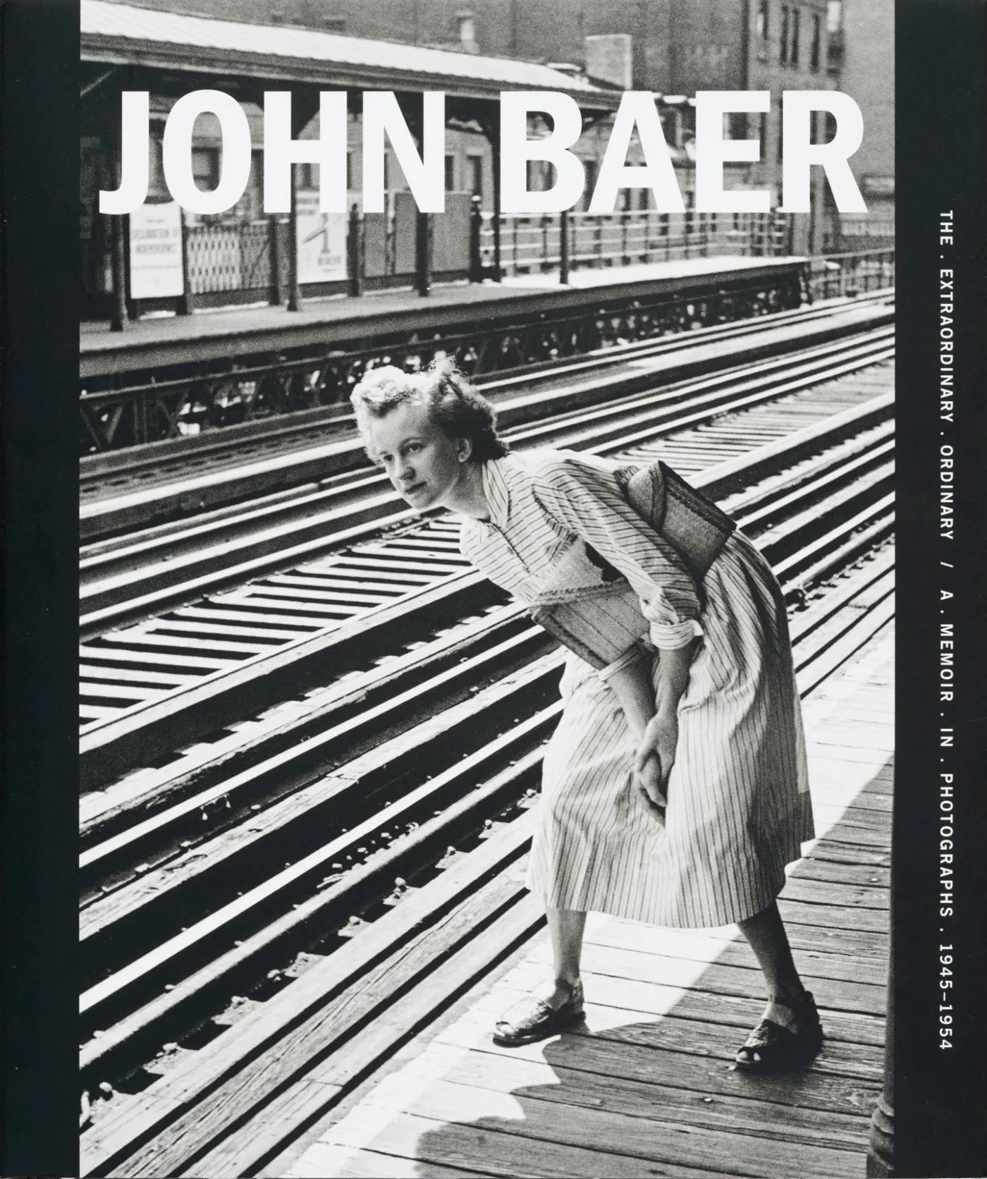 Boekomslag van John Baer: The Extraordinary Ordinary, met een zwart-witfoto van een vrouw die op een verhoogd perron over de treinrails kijkt.