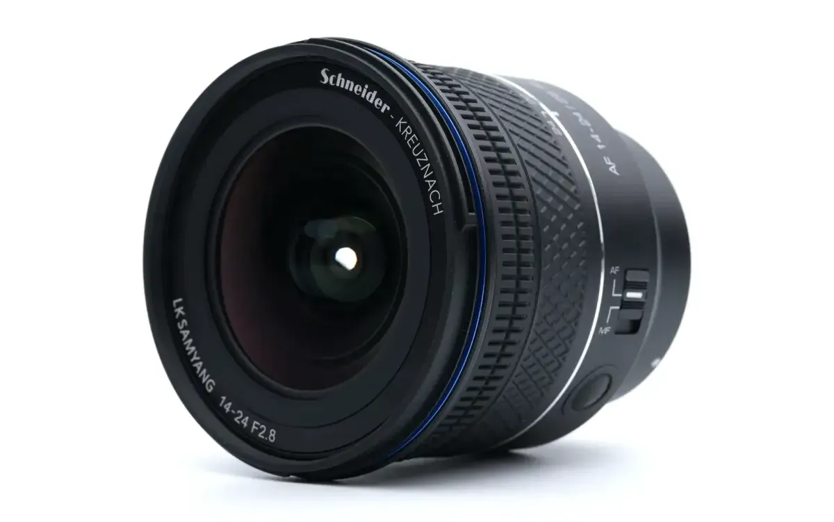Productfoto van de Samyang AF 14-24mm F2.8 ultragroothoekzoom voor L-Mount met Schneider-Kreuznach-aanduiding.