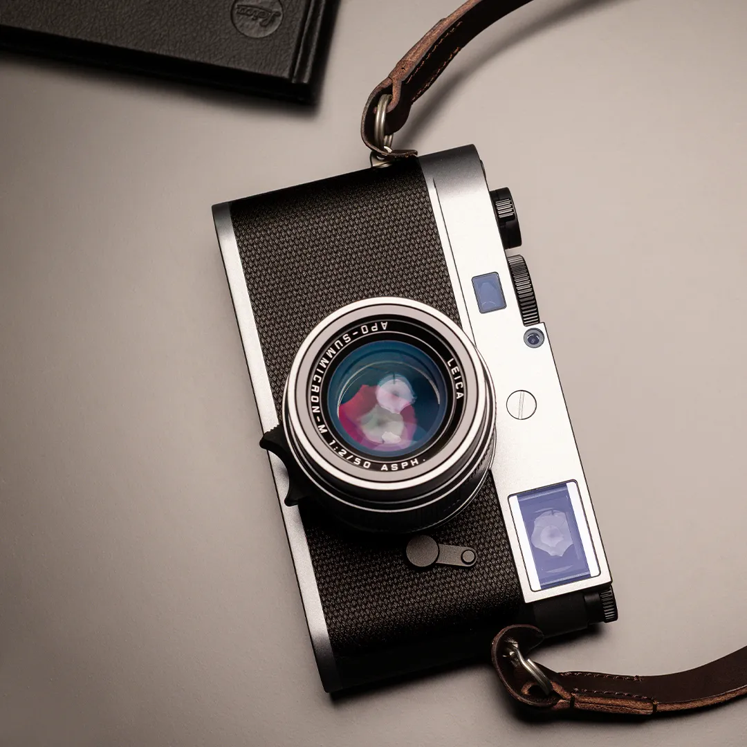 Vooraanzicht van de Leica M11-P Metal Gray met zwarte lederen bekleding en APO-Summicron-M 50mm f/2 ASPH