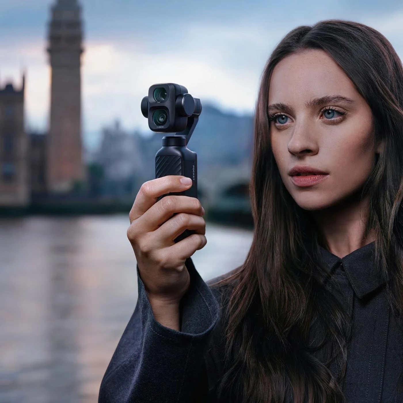 Vrouw filmt met de DJI Osmo Pocket 4P in een stedelijke omgeving