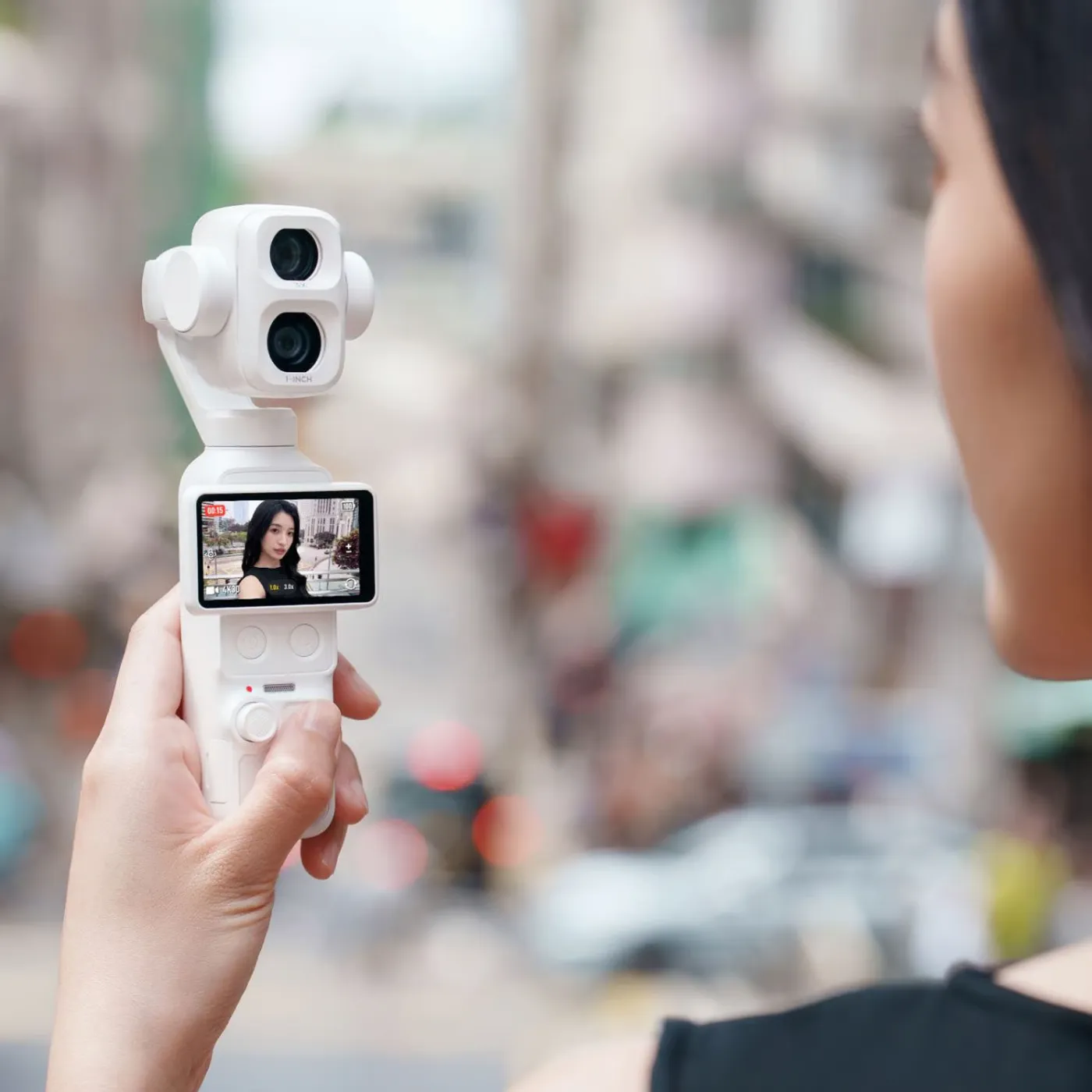 Vrouw maakt een selfie met de parelwitte DJI Osmo Pocket 4P