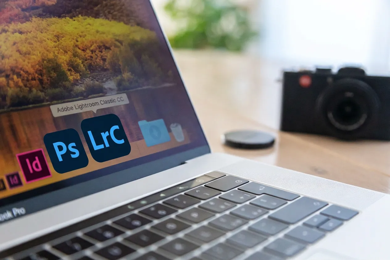 Laptop met Adobe Lightroom Classic en Photoshop-iconen voor fotobewerking