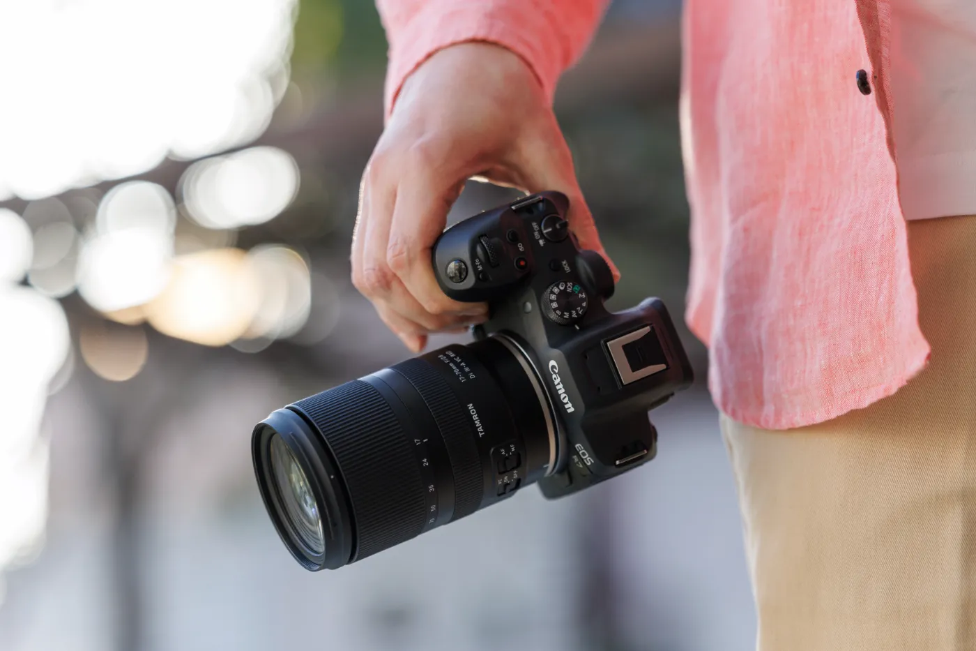 Canon-camera met Tamron 17-70mm F/2.8-objectief in de hand