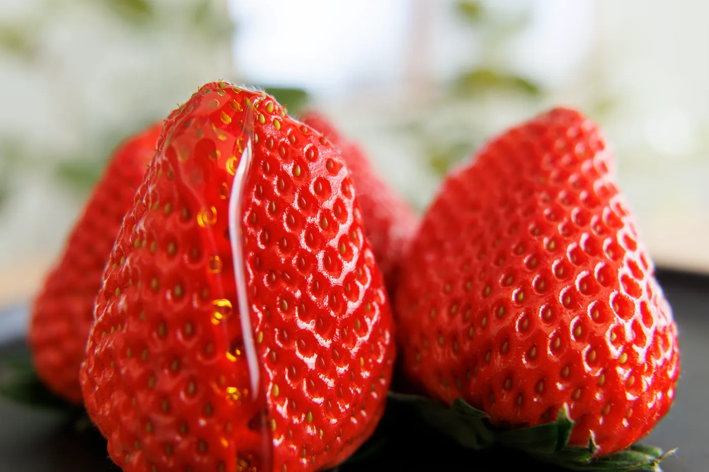 Close-up van rijpe rode aardbeien met glanzende schil en zichtbare zaadjes