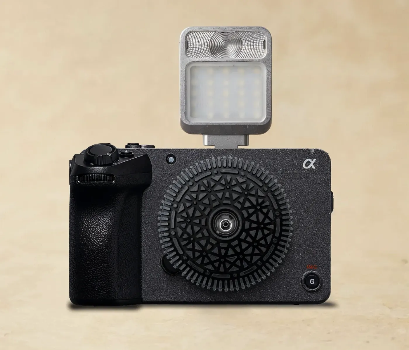Retropia Retro Flash op een zwarte systeemcamera met wegwerpcamera-lens