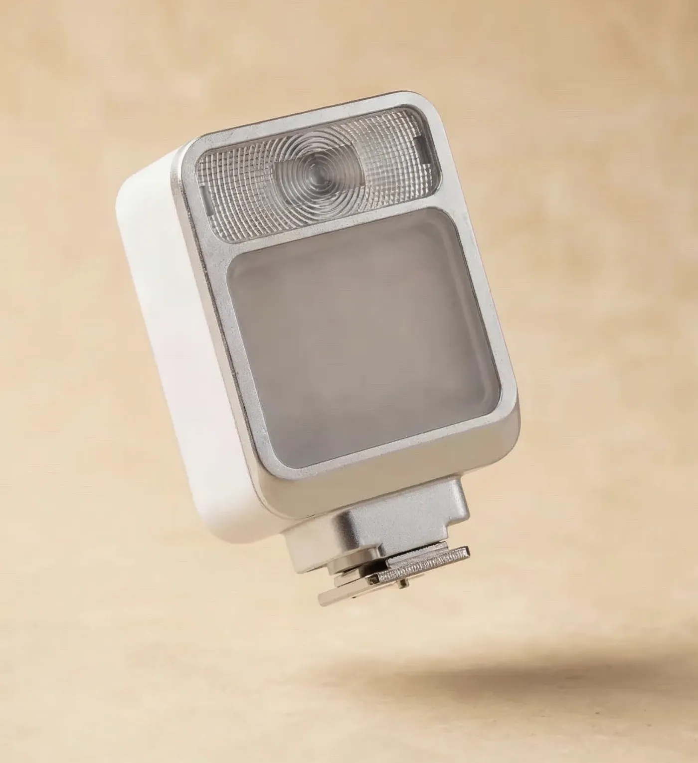 Retropia Retro Flash losse hotshoe-flitser tegen een lichte achtergrond