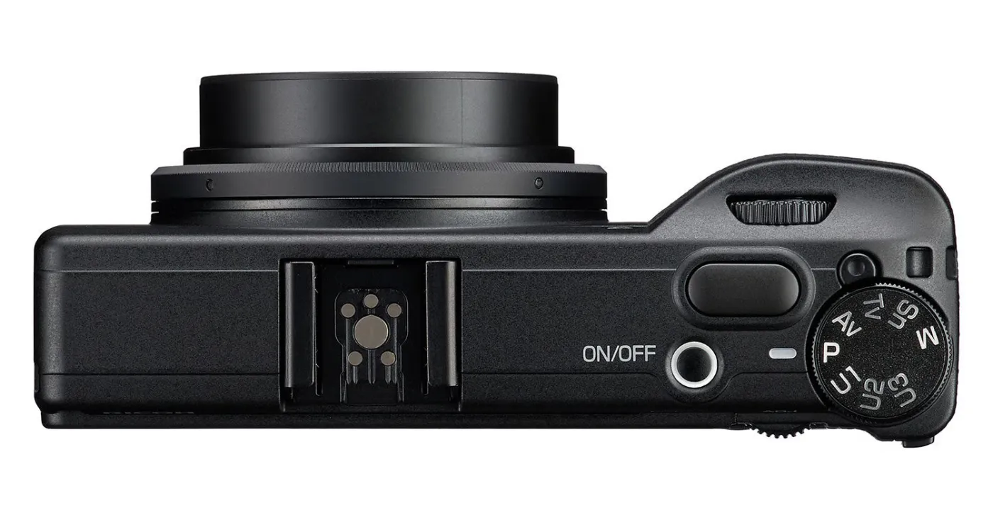 Bovenaanzicht van de Ricoh GR IV Monochrome met lens, flitsschoen en keuzewiel