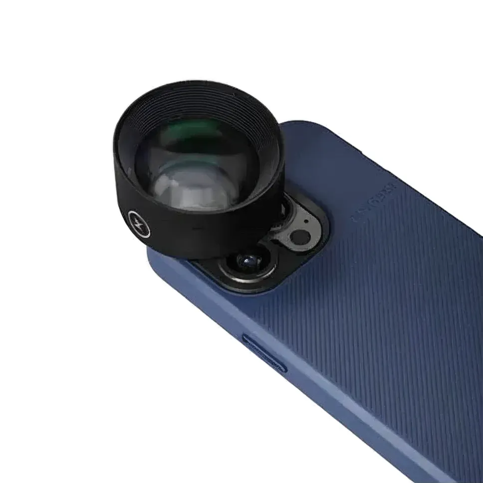 Blauwe smartphone met zwarte Moment Tele 58mm-opzetlens voor de camera