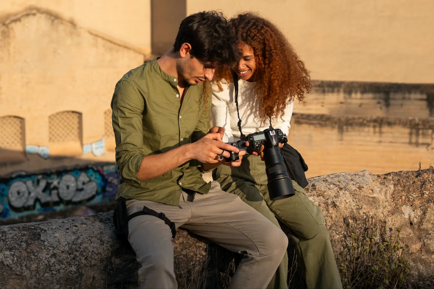 Twee fotografen bekijken hun camera's tijdens een stadswandeling