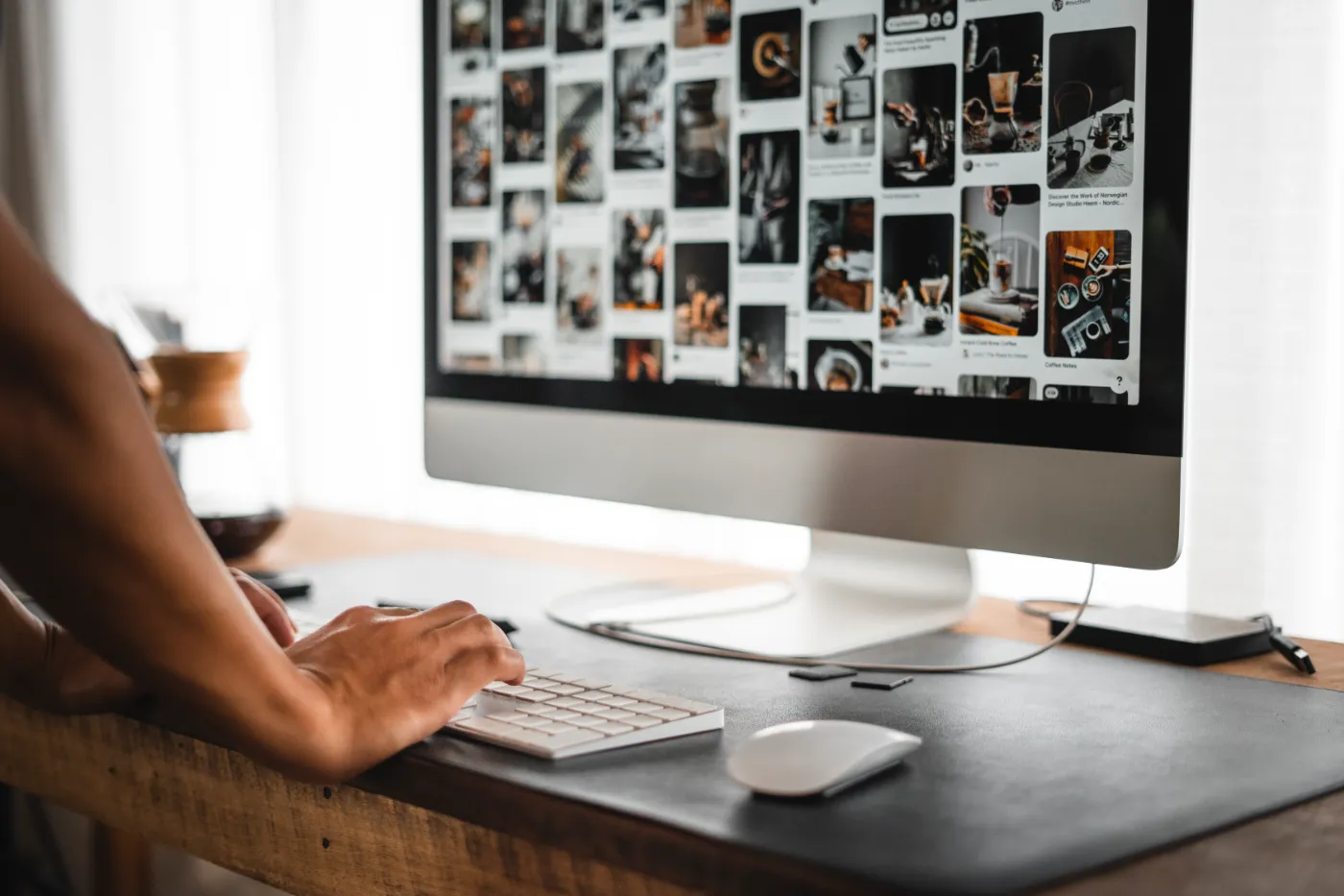 Portfoliowebsite met fotogalerij op een groot computerscherm