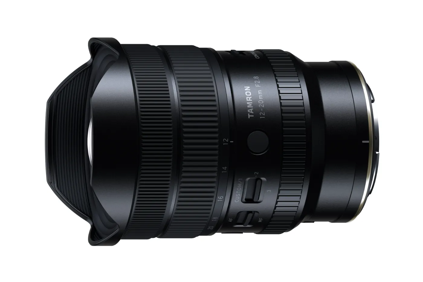 Tamron 12-20mm F2.8 objectief met zonnekap op witte achtergrond