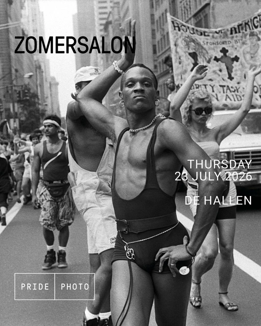 Zwart-witfoto van deelnemers aan een Pride-mars met de tekst Zomersalon, donderdag 23 juli 2026 en De Hallen.