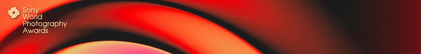 Rood-oranje abstract bannerbeeld met links het logo van Sony World Photography Awards.