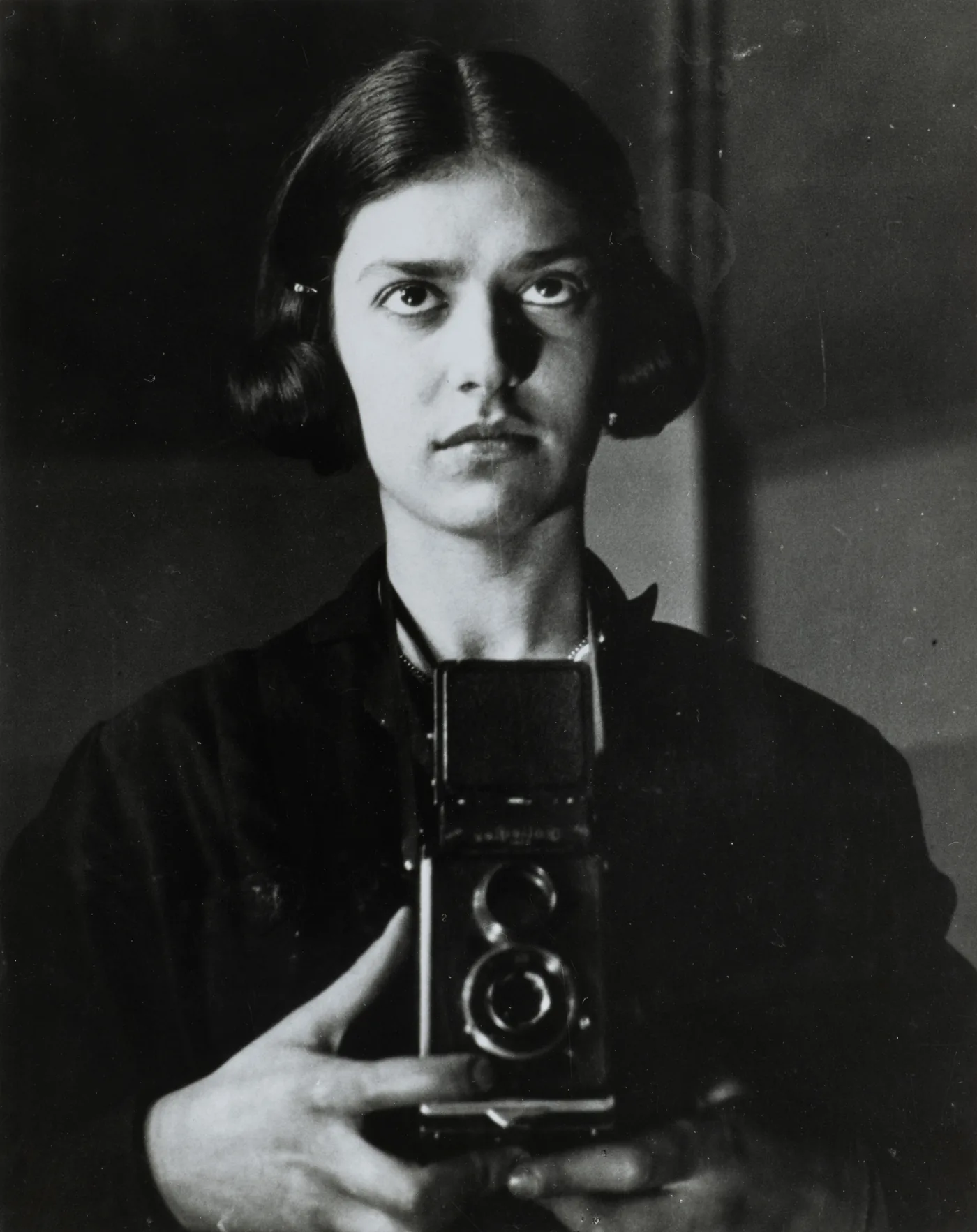 Zelfportret van Eva Besnyö met Rolleiflex-camera in Berlijn, 1931.