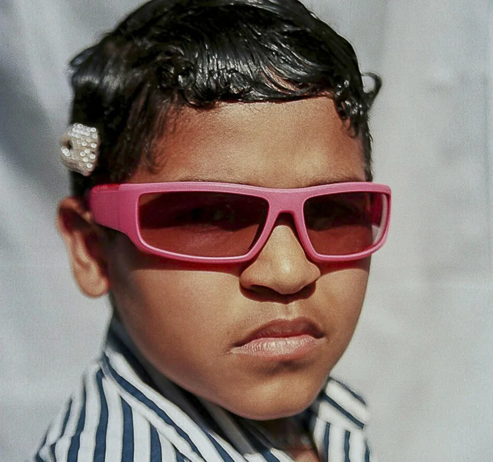 Portret van een kind met roze zonnebril, gebruikt op de BIP2026-pagina Miroir Miroir.
