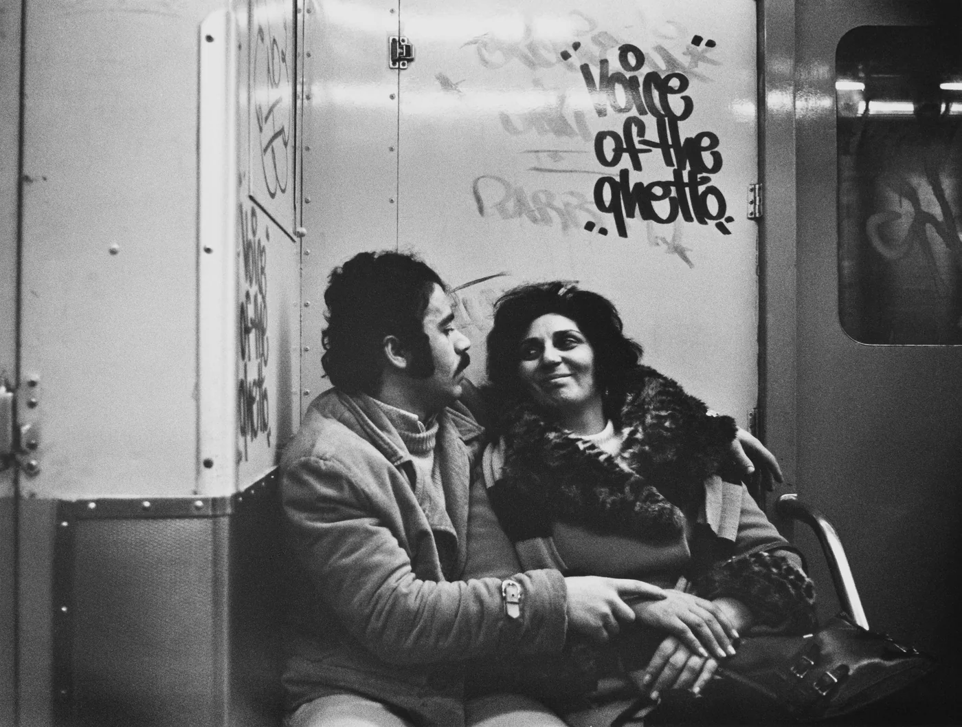 Zwart-witfoto van een stel in de metro, uit de tentoonstelling Helen Levitt: City at Play in Kunsthal Rotterdam.
