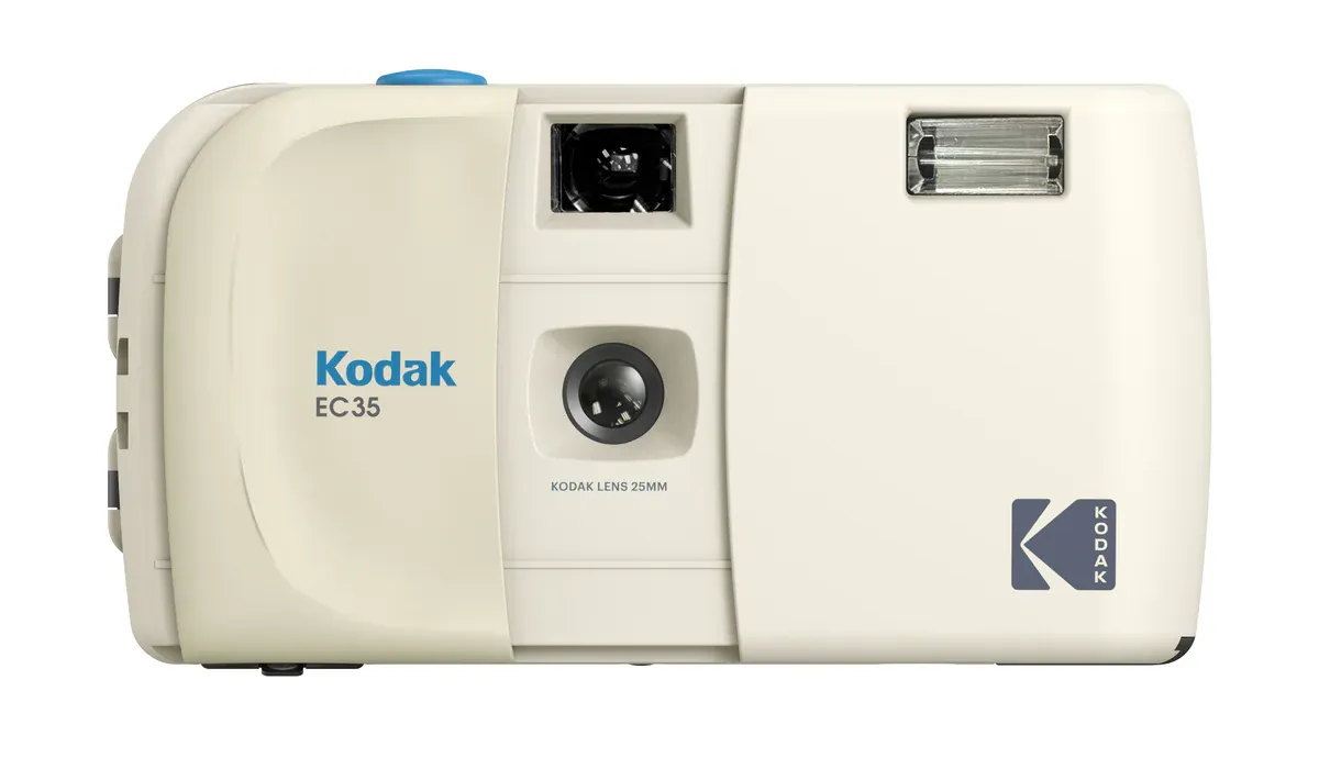 Witte Kodak EC35 35mm-filmcamera met blauwe ontspanknop en ingebouwde flitser.