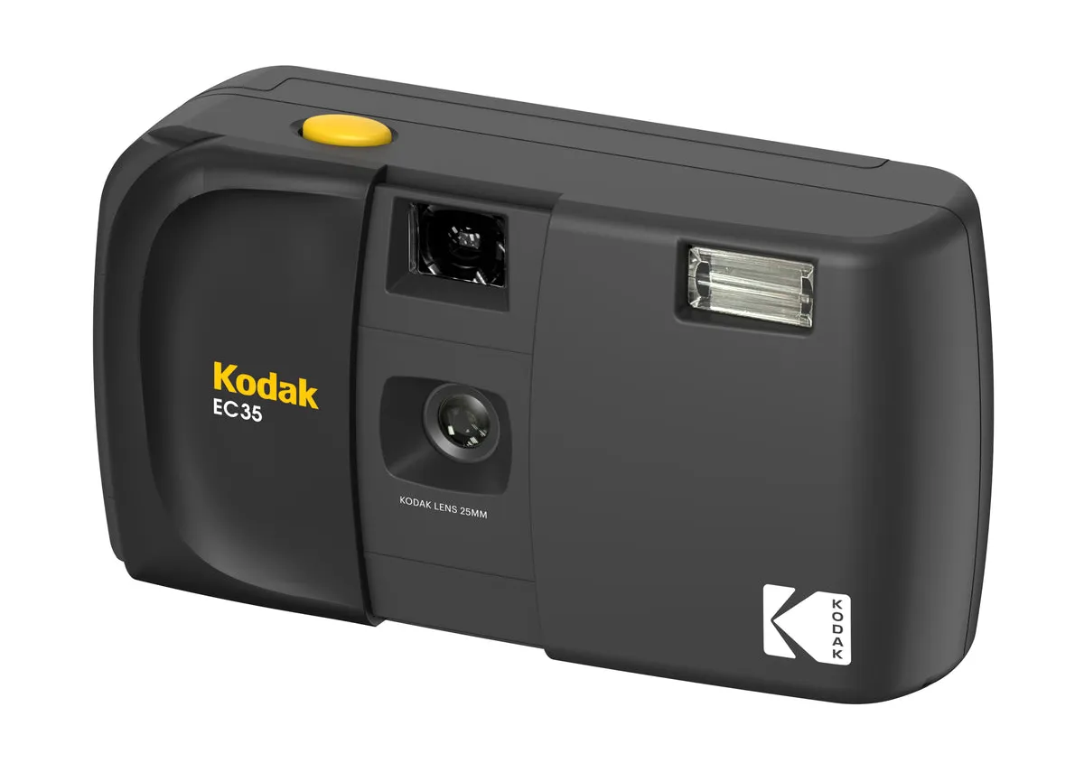 Zwarte Kodak EC35 35mm-filmcamera met gele ontspanknop en ingebouwde flitser.