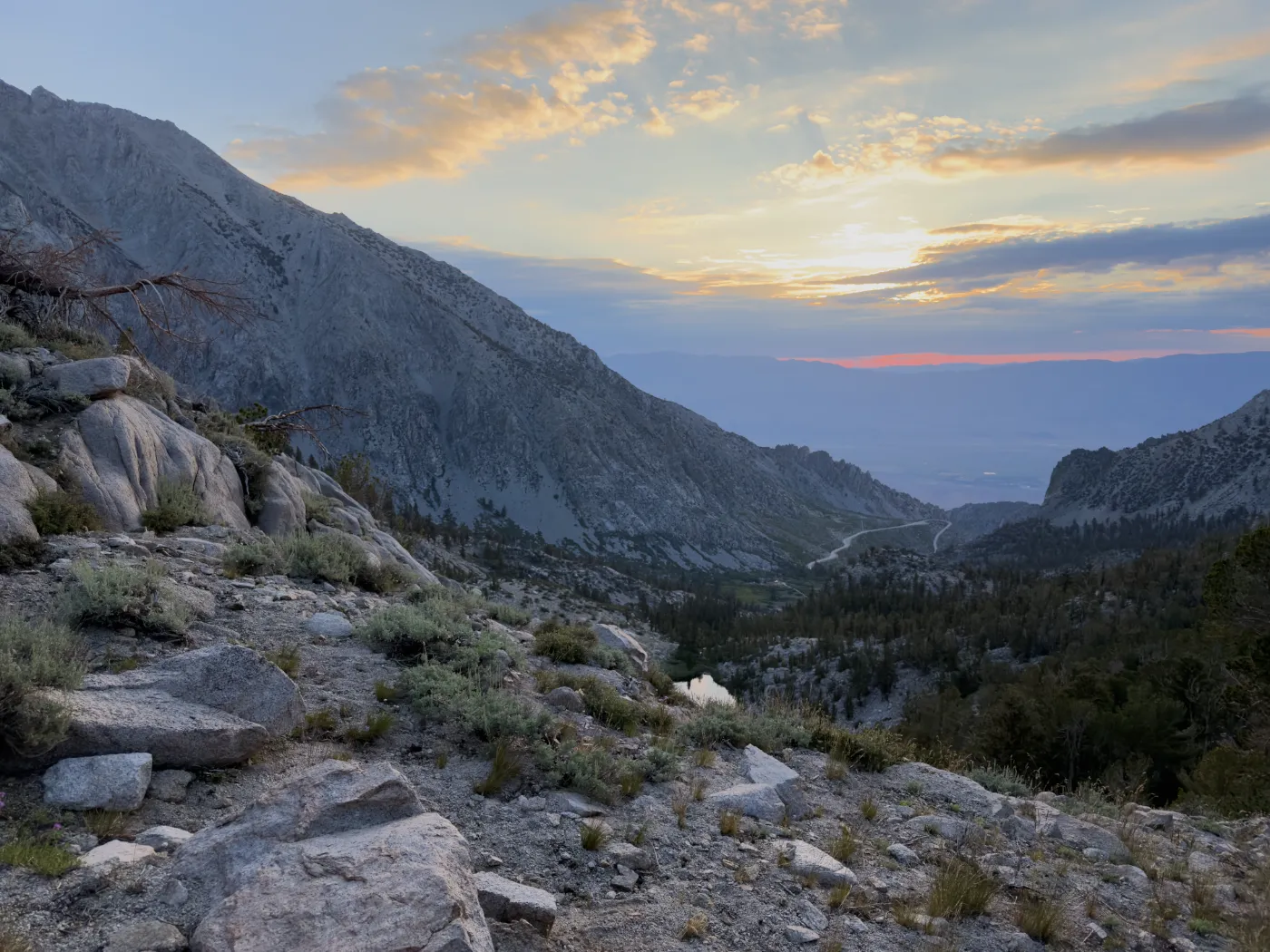 Berglandschap bij Kearsarge Pass tijdens zonsondergang, gefotografeerd als JPG met een iPhone 17 Pro Max.