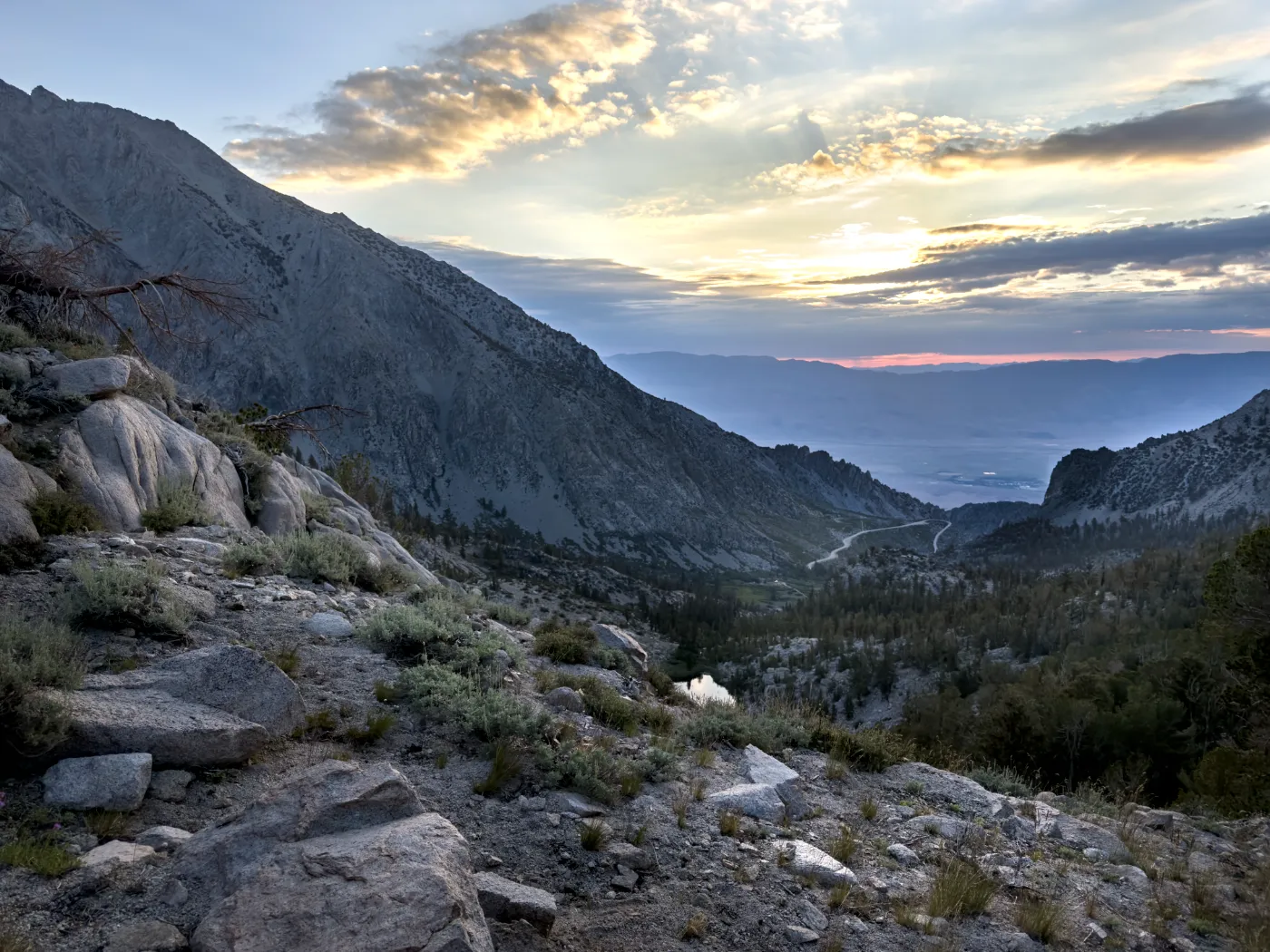 Bewerkte RAW-foto van het berglandschap bij Kearsarge Pass, met meer detail in de lucht en voorgrond.