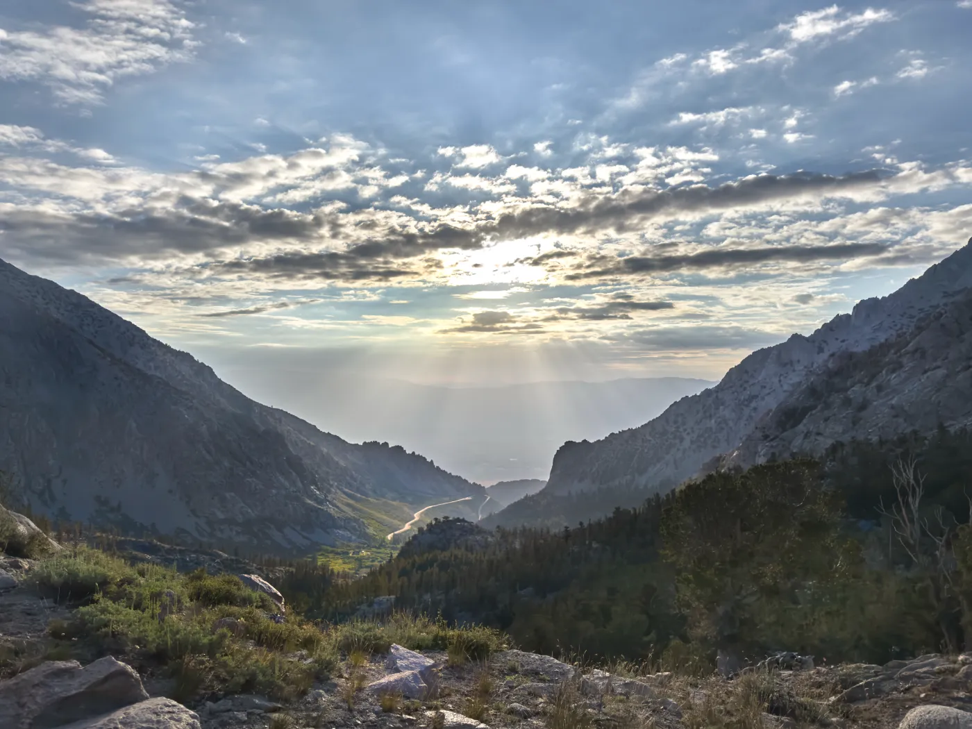 Bewerkte RAW-foto van dezelfde bergvallei, met meer detail in de schaduwen en de bewolkte lucht.