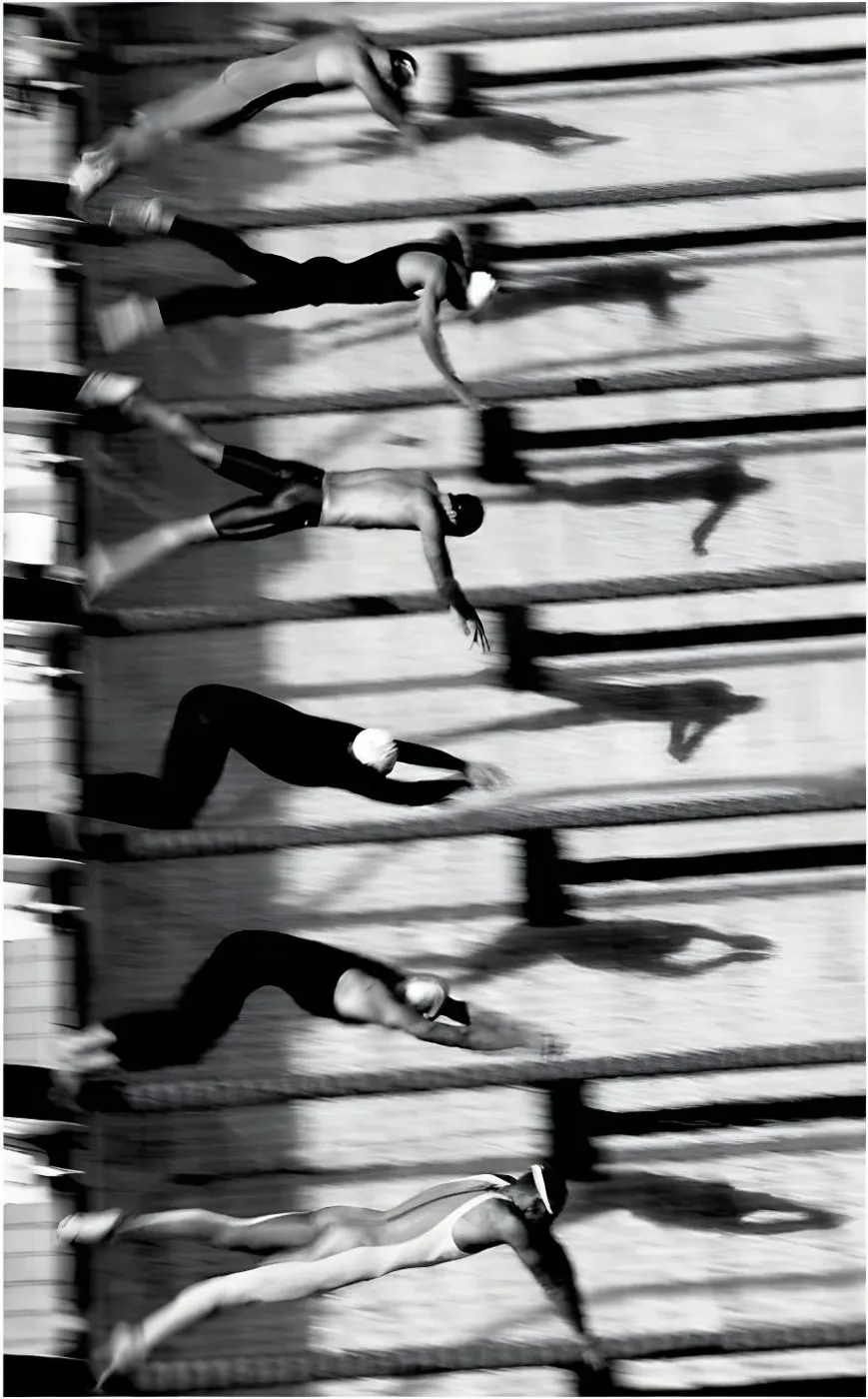Pieter van den Hoogenband en Ian Thorpe tijdens een zwemwedstrijd op de Olympische Spelen van Athene 2004