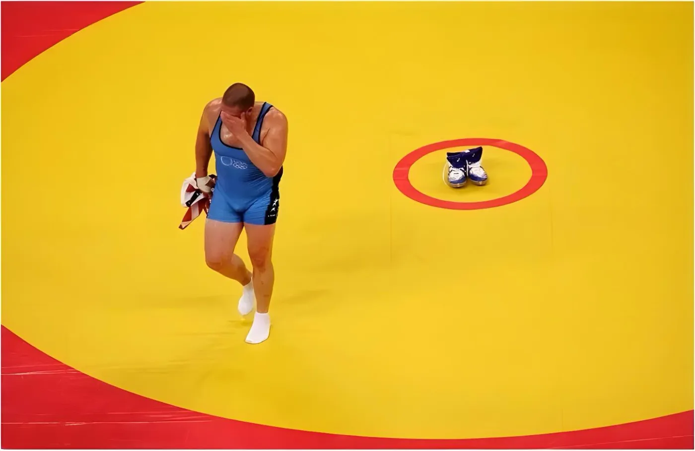 Worstelaar Rulon Gardner op het canvas tijdens de Olympische Spelen van Athene 2004