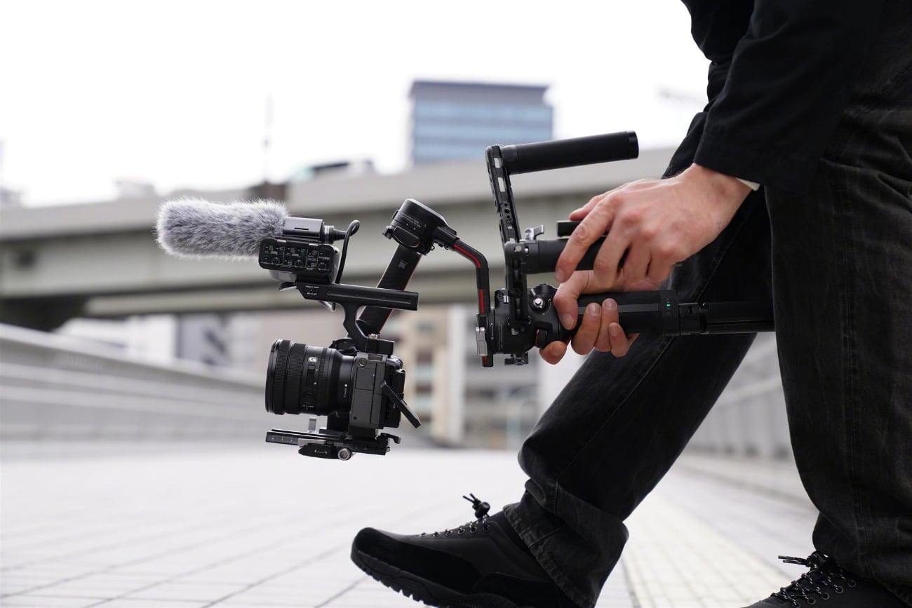 Videorig met Sony-camera en FE PZ 16-35mm F4 G-lens tijdens filmen buiten