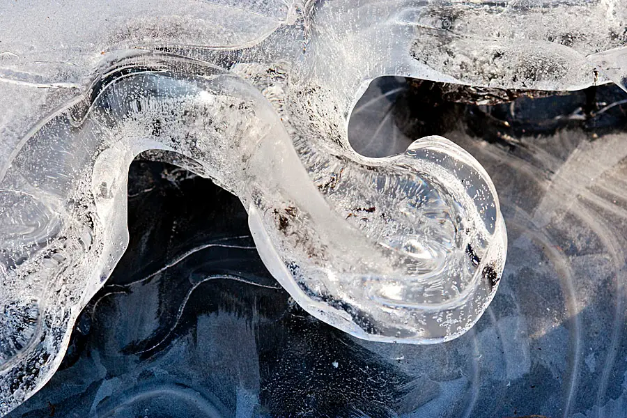 foto van bovenaf van water met ijsstructuren