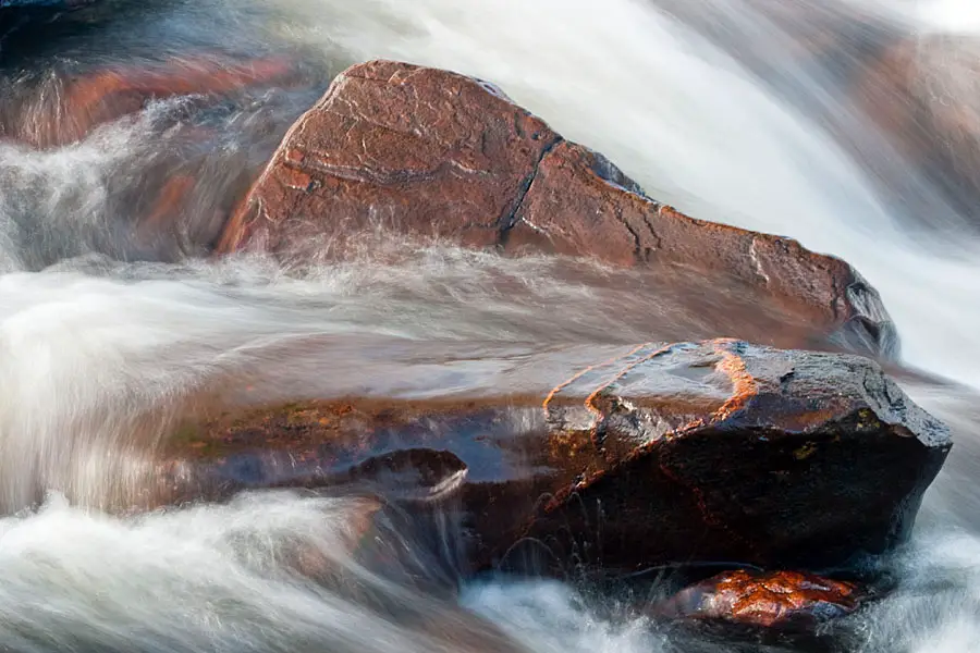 foto van rotsen met water