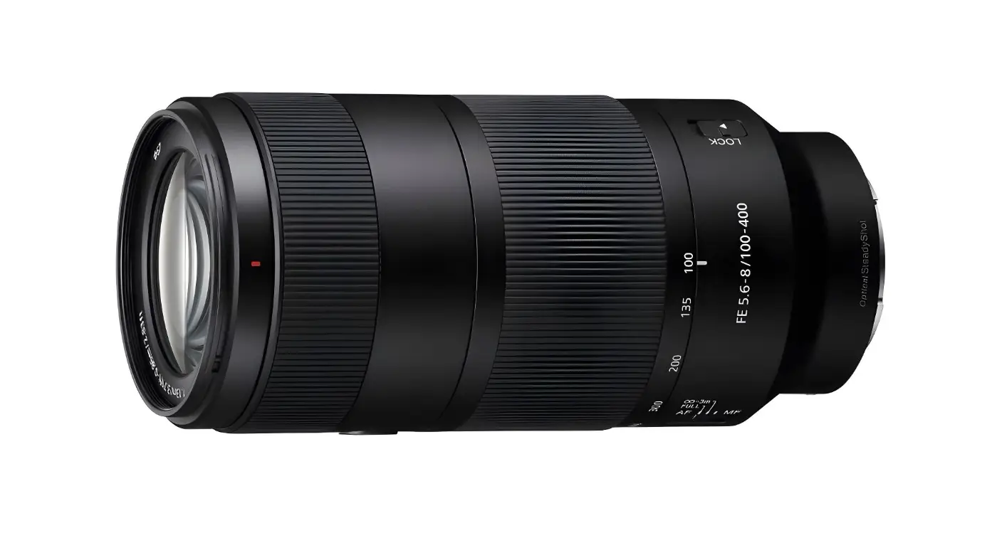 Sony FE 100-400mm f/5.6-8 OSS telezoomobjectief op een witte achtergrond